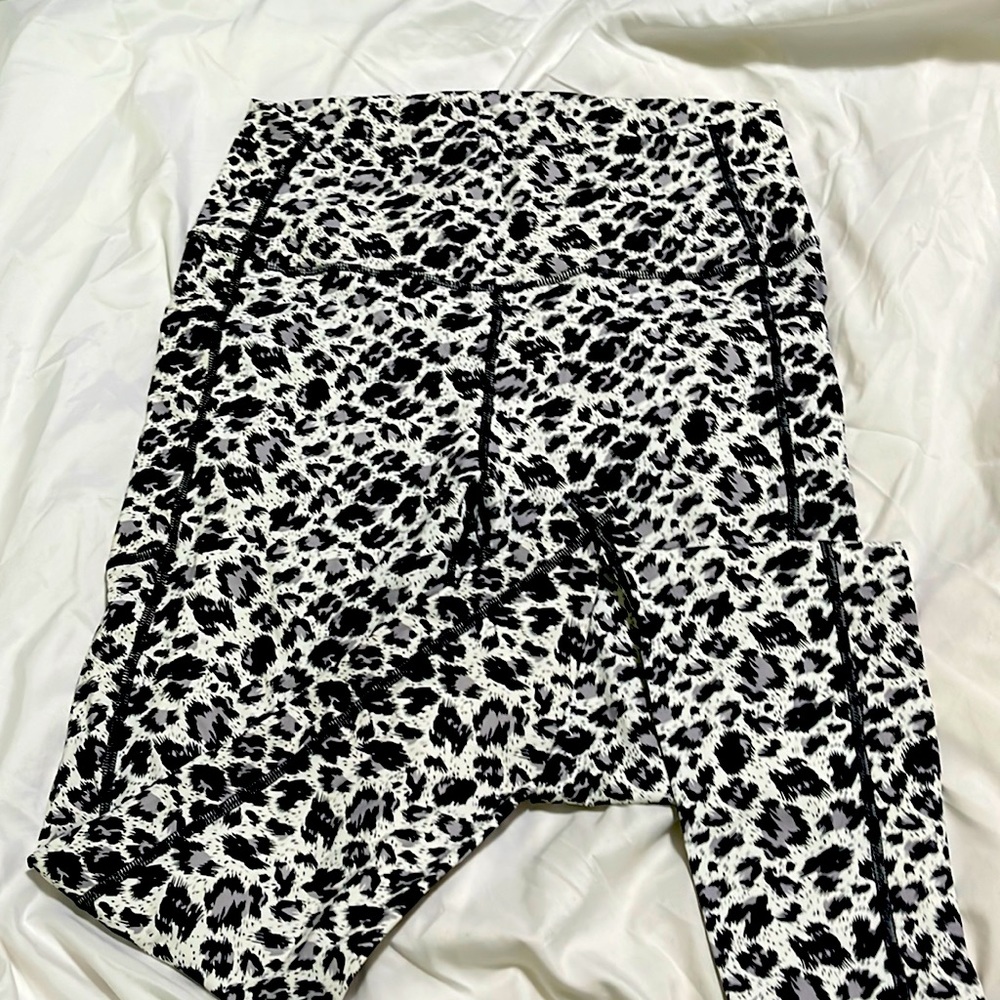Zyia Brilliant Snow Leopard Print Capri Leggings - Sz 12